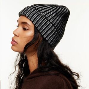 Aritzia TNA Rush Beanie in Black/Heather Chrome NWT